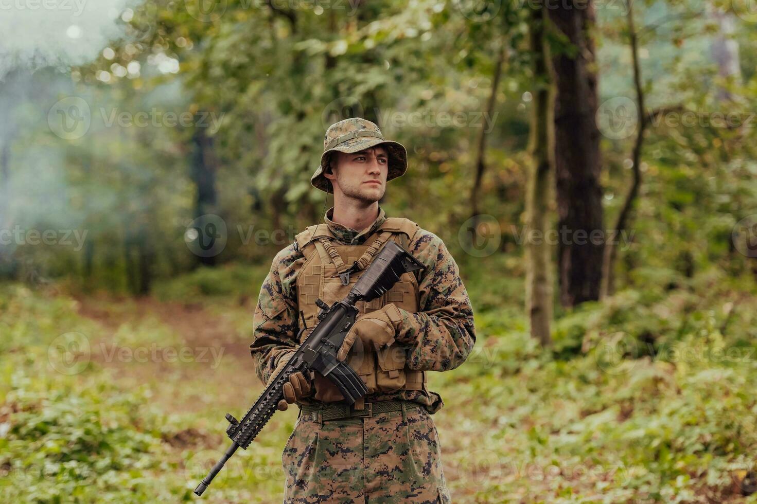 ein modern Krieg Soldat auf Krieg Pflicht im dicht und gefährlich Wald Bereiche. gefährlich Militär- Rettung Operationen foto