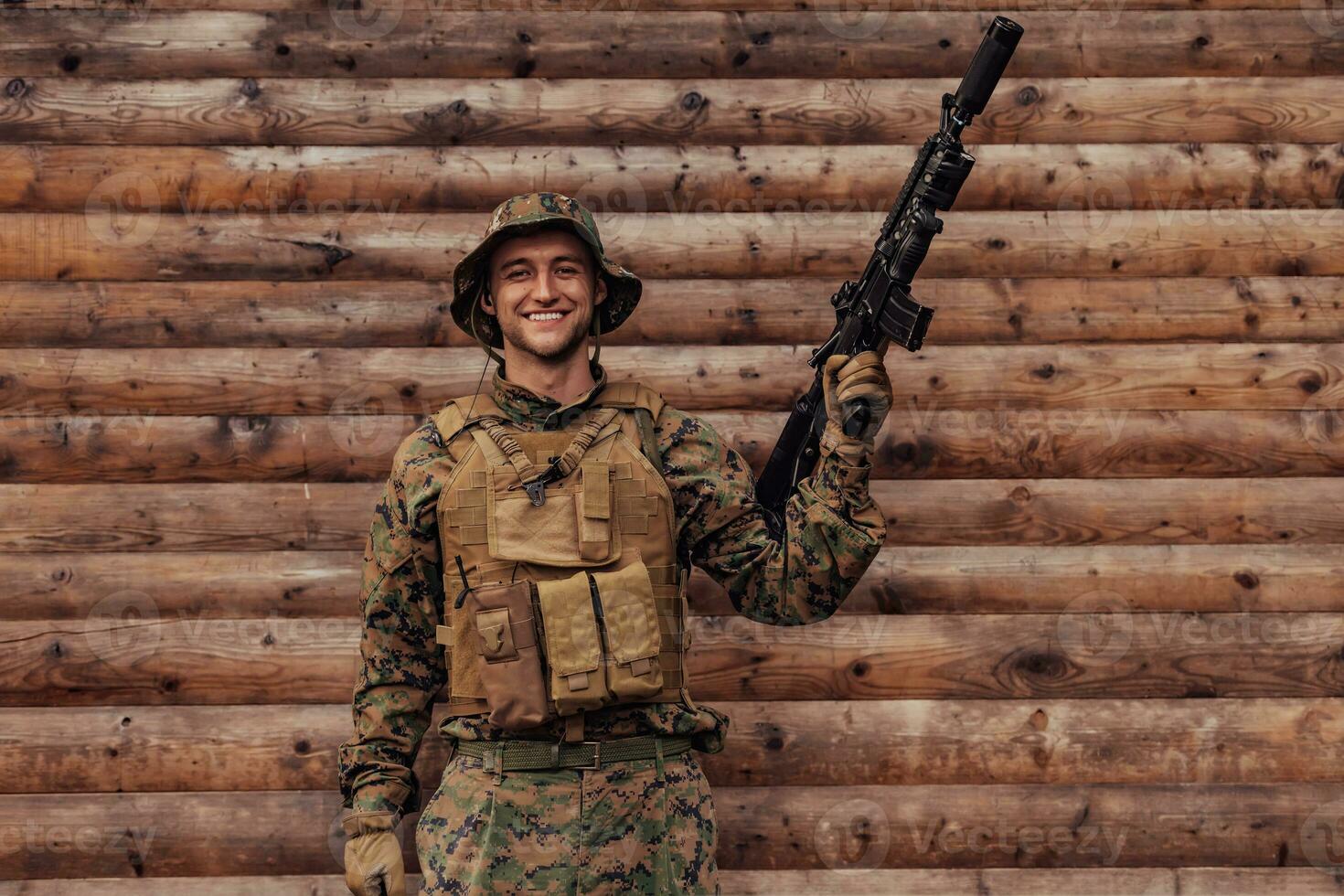 ein Soldat im Uniform mit ein Gewehr im seine Hand ist Stehen im Vorderseite von ein hölzern Mauer. ein Soldat Wachen das Wald Base von das Feind foto