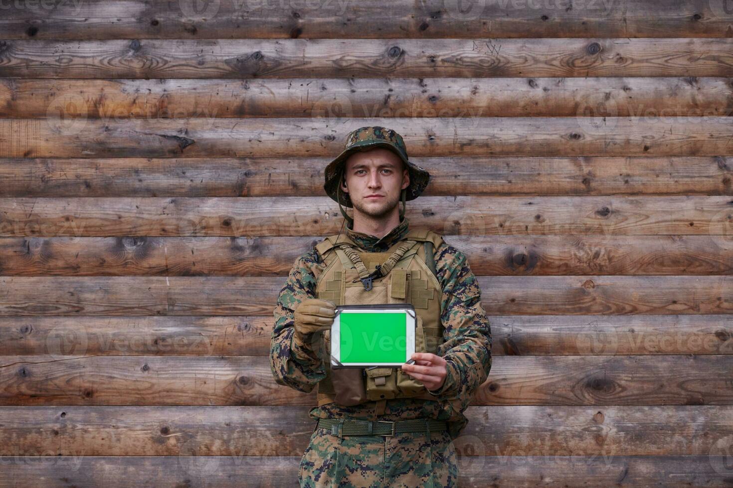 Soldat mit Tablet-Computer im Militärlager foto