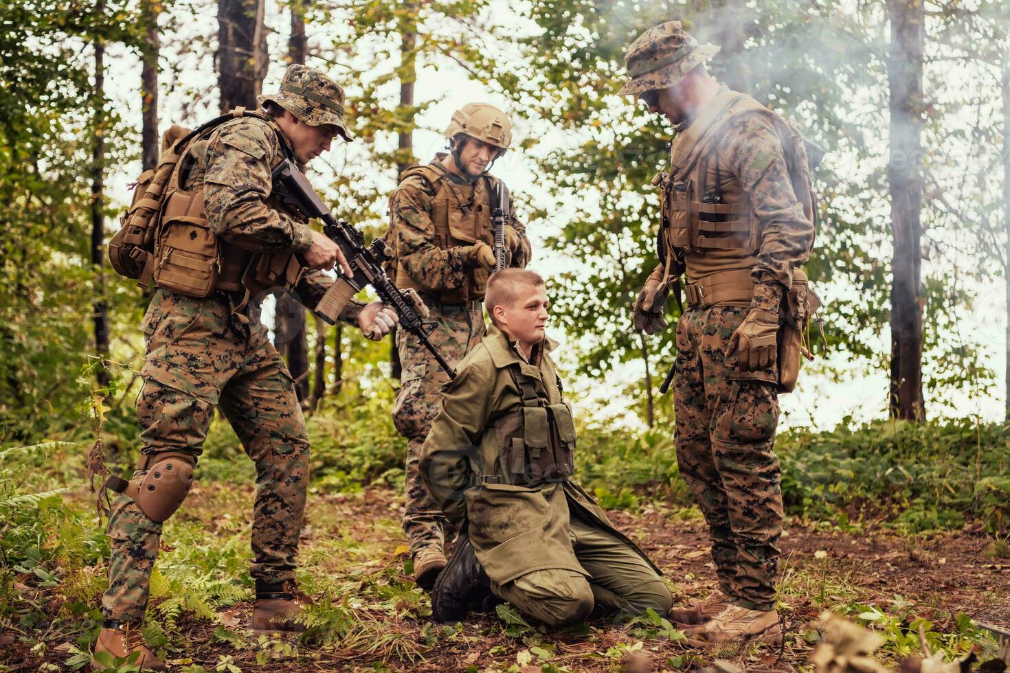 Soldaten Kader war Erfassung am Leben Terrorist und Verhör Sie auf Sie auf Besondere Taktik heftig Weg foto