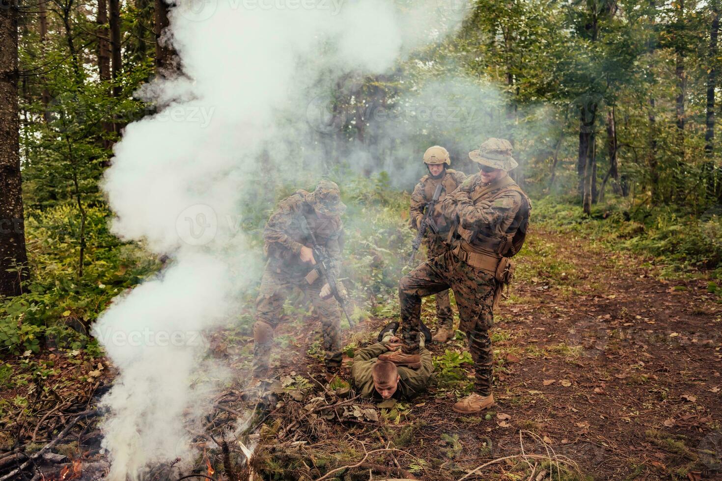 Soldaten Kader war Erfassung am Leben Terrorist und Verhör Sie auf Sie auf Besondere Taktik heftig Weg foto