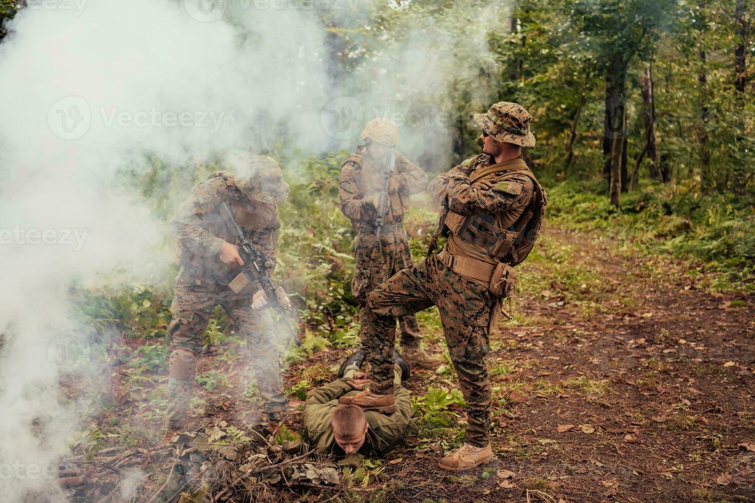 Soldaten Kader war Erfassung am Leben Terrorist und Verhör Sie auf Sie auf Besondere Taktik heftig Weg foto