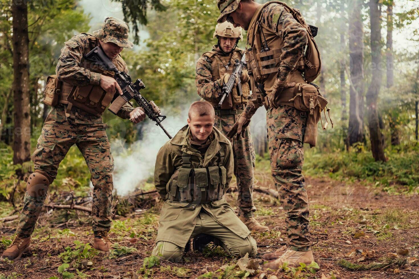 Soldaten Kader war Erfassung am Leben Terrorist und Verhör Sie auf Sie auf Besondere Taktik heftig Weg foto