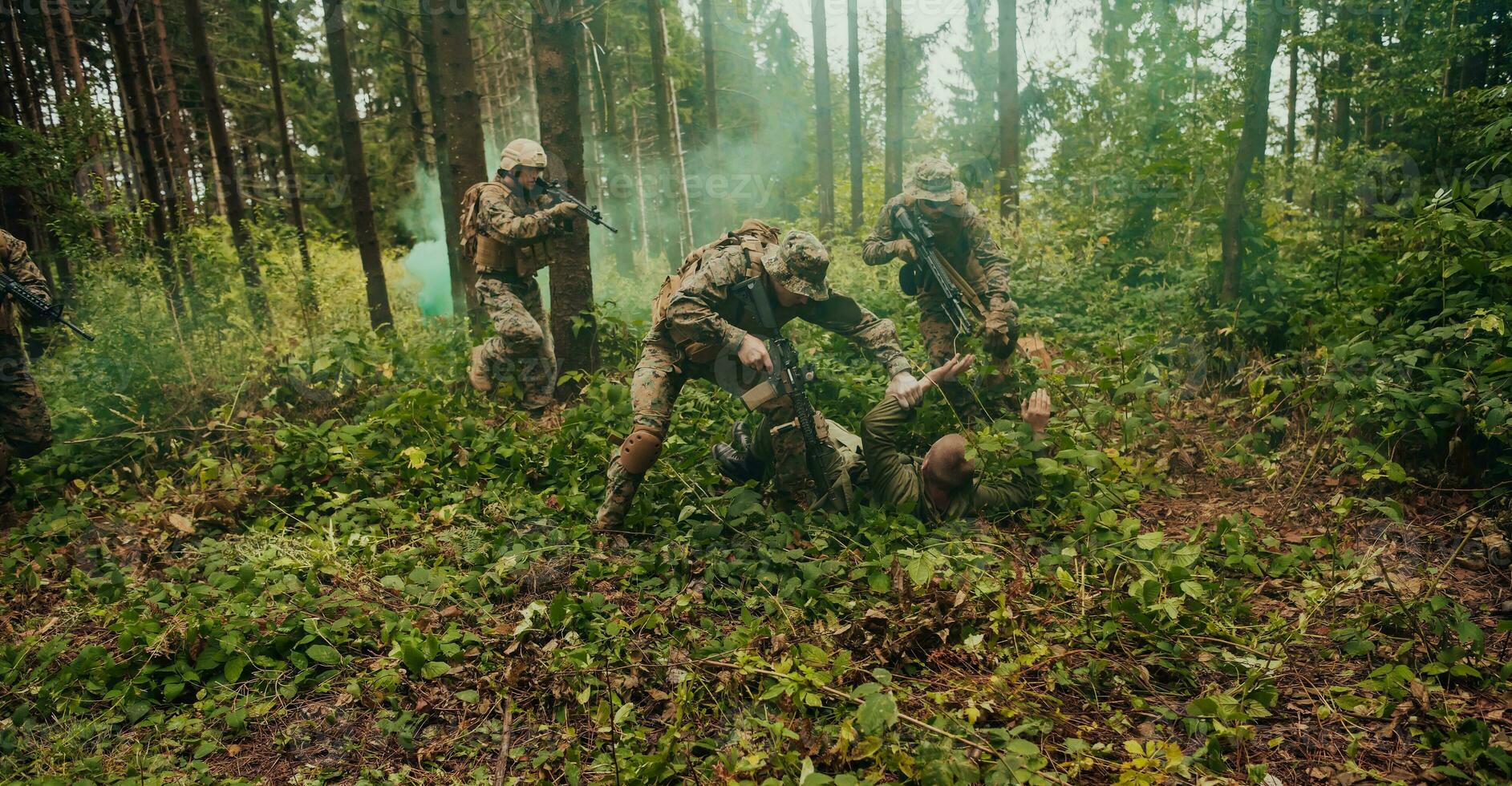 Soldaten Kader war Erfassung am Leben Terrorist und Verhör Sie auf Sie auf Besondere Taktik heftig Weg foto