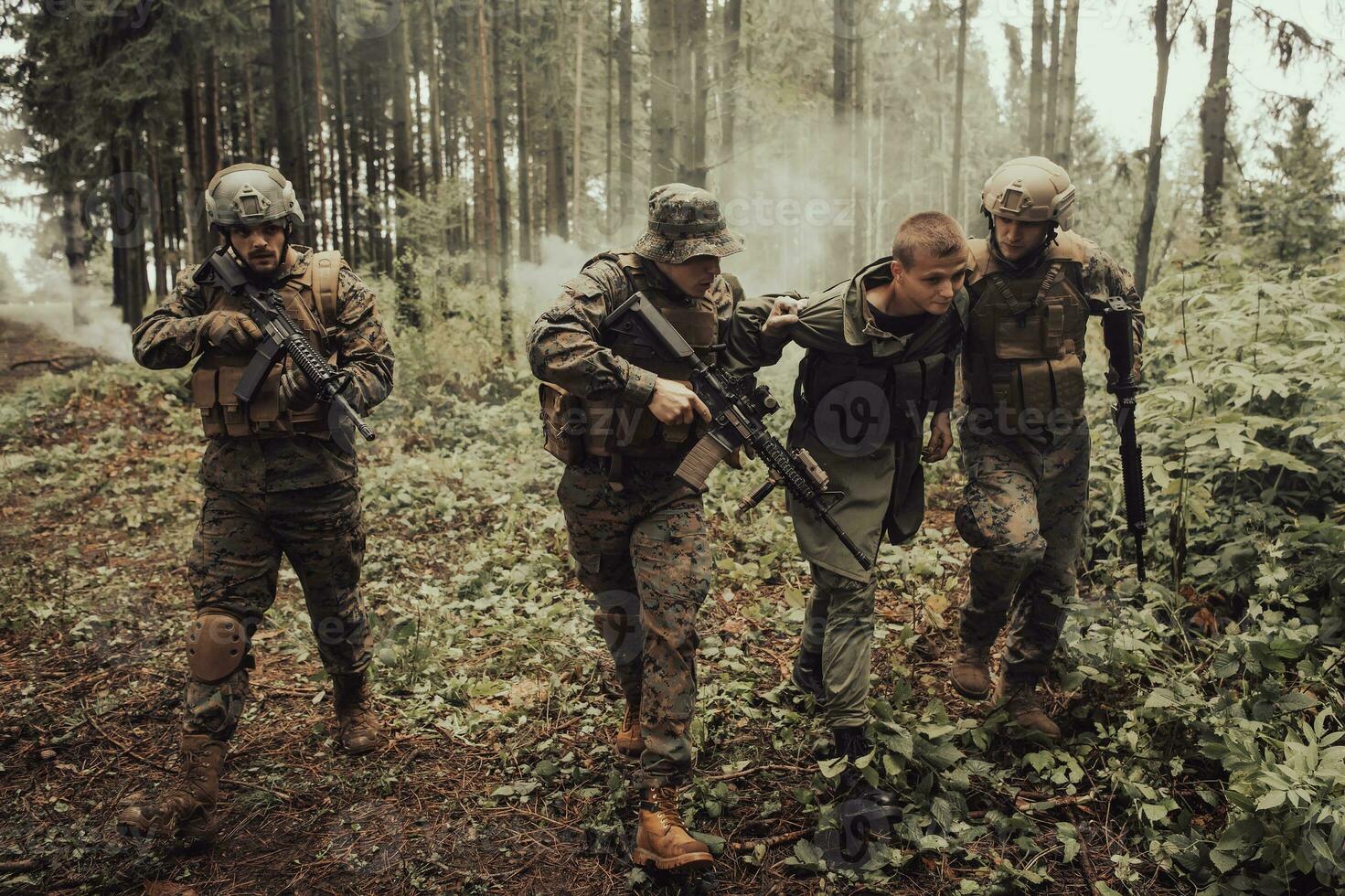 Soldaten Kader war Erfassung am Leben Terrorist und Verhör Sie auf Sie auf Besondere Taktik heftig Weg foto