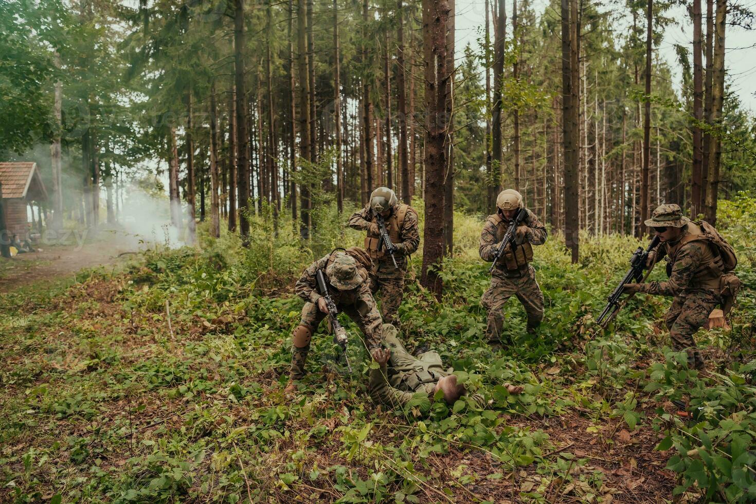 Soldaten Kader war Erfassung am Leben Terrorist und Verhör Sie auf Sie auf Besondere Taktik heftig Weg foto