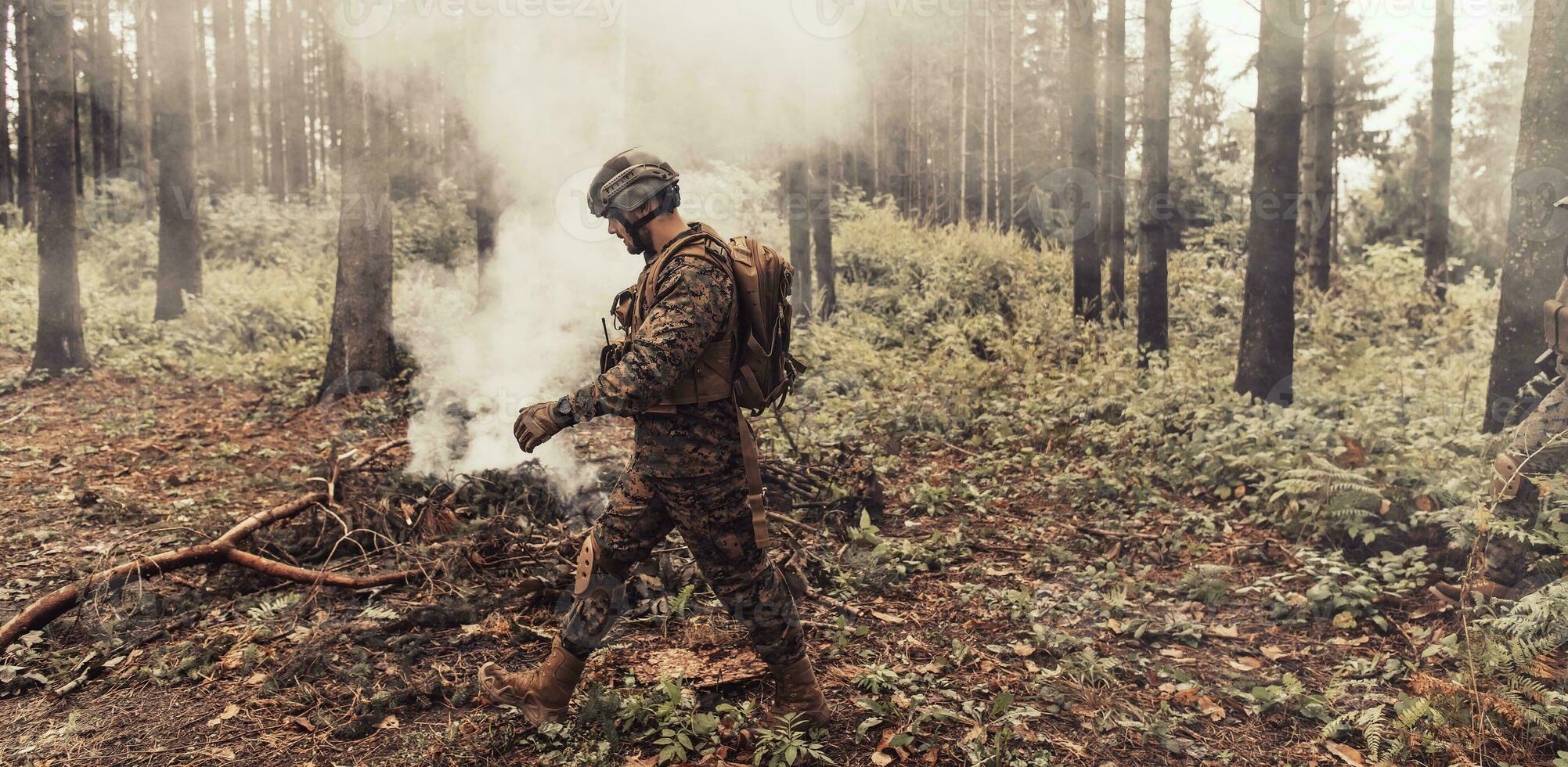 Soldaten Kader war Erfassung am Leben Terrorist und Verhör Sie auf Sie auf Besondere Taktik heftig Weg foto