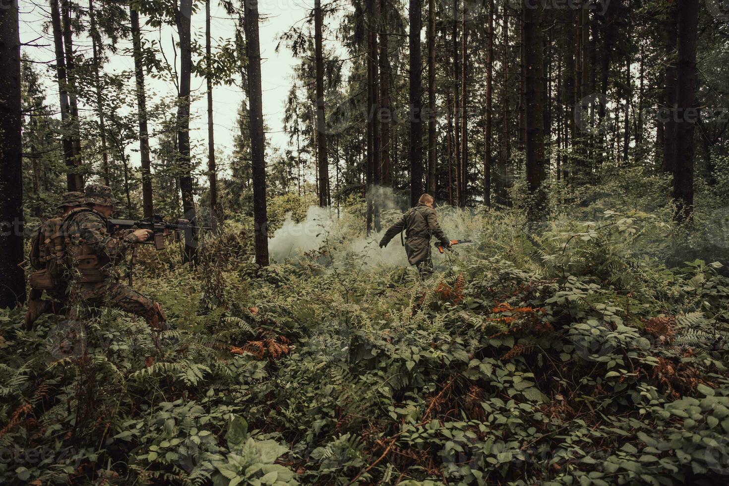 Soldaten Kader war Erfassung am Leben Terrorist und Verhör Sie auf Sie auf Besondere Taktik heftig Weg foto