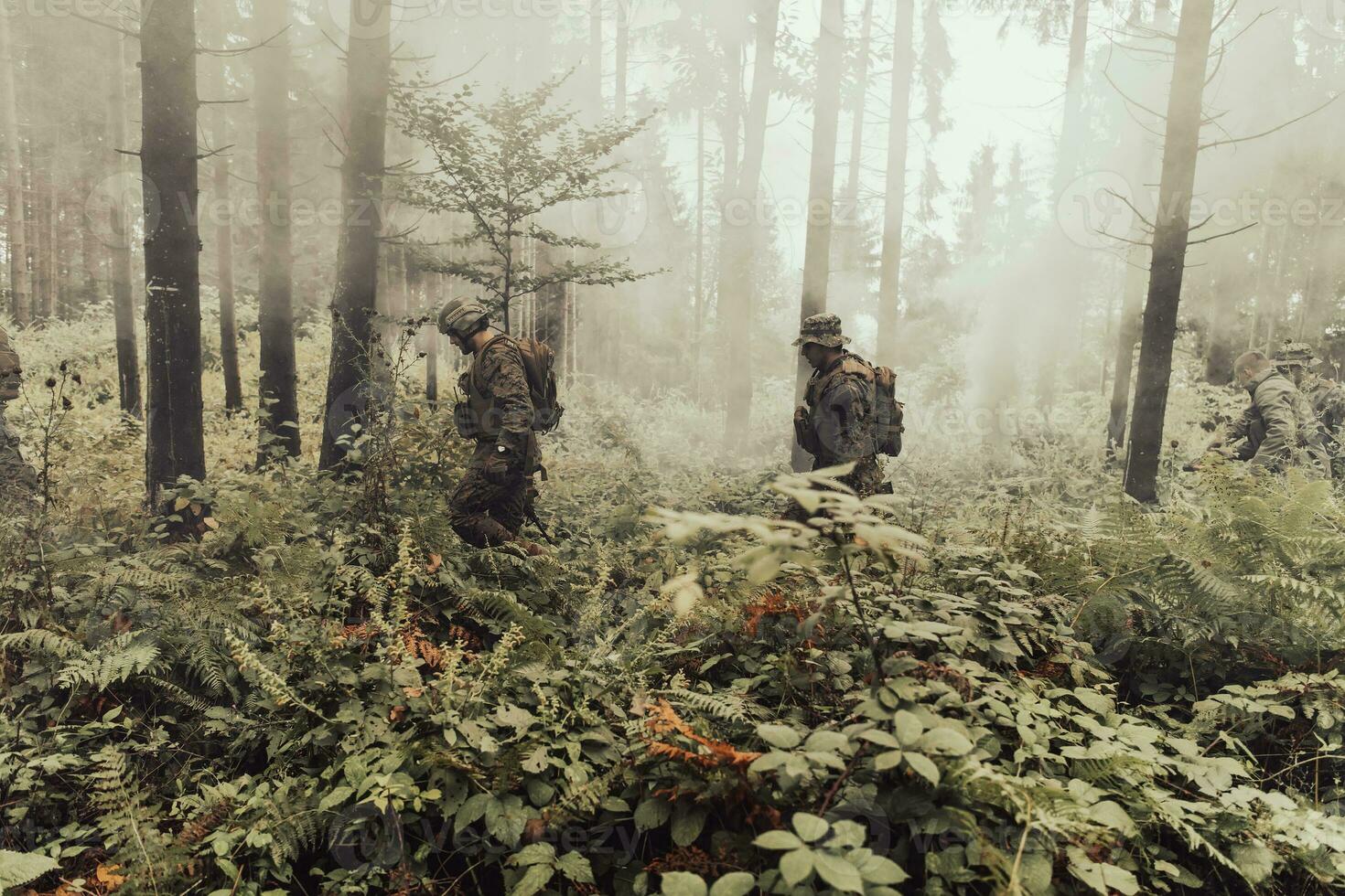 Soldaten Kader war Erfassung am Leben Terrorist und Verhör Sie auf Sie auf Besondere Taktik heftig Weg foto