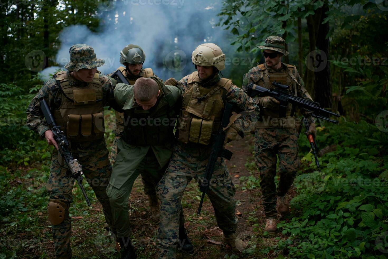 Marinesoldaten nehmen Terroristen lebendig gefangen foto