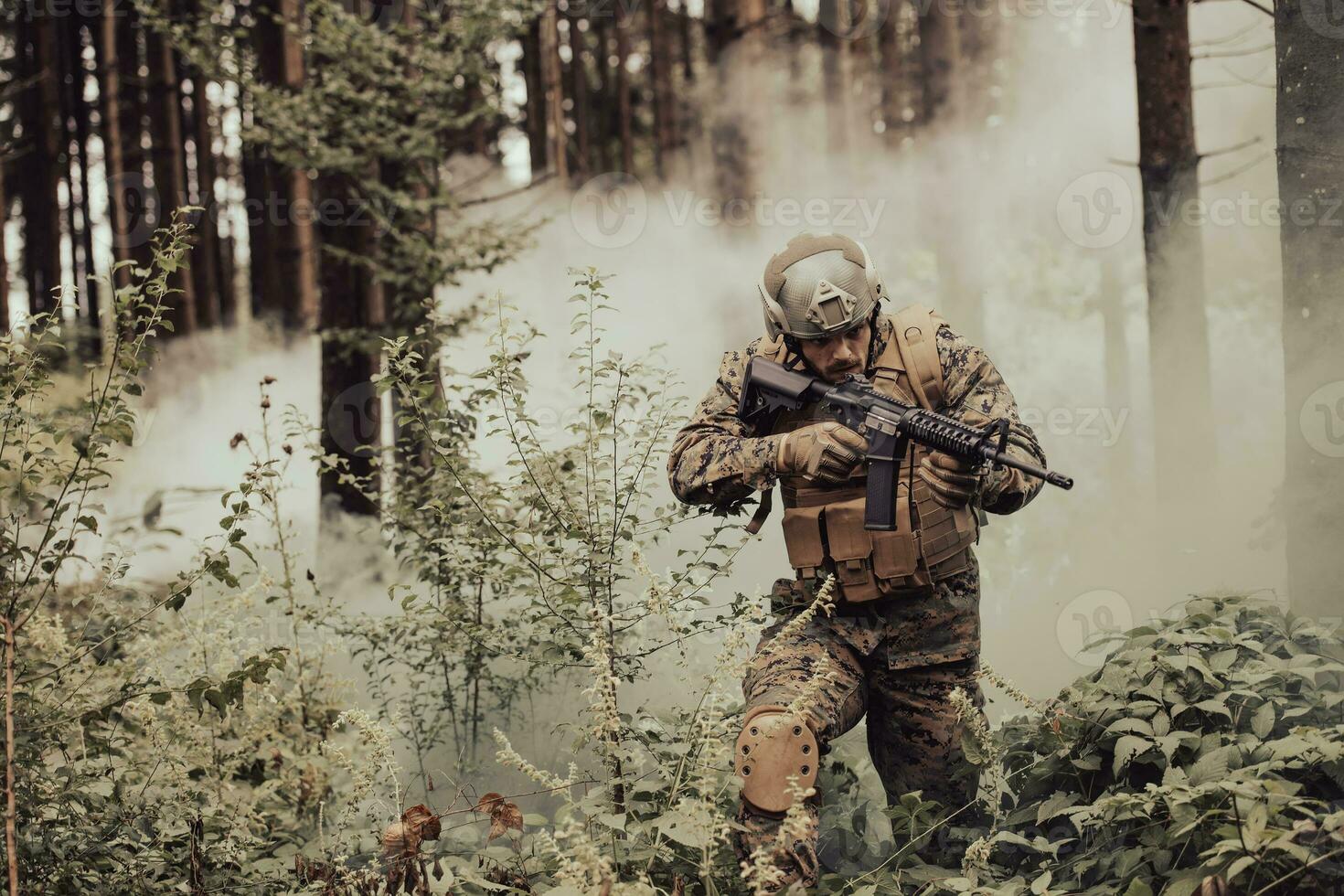 ein modern Krieg Soldat auf Krieg Pflicht im dicht und gefährlich Wald Bereiche. gefährlich Militär- Rettung Operationen foto