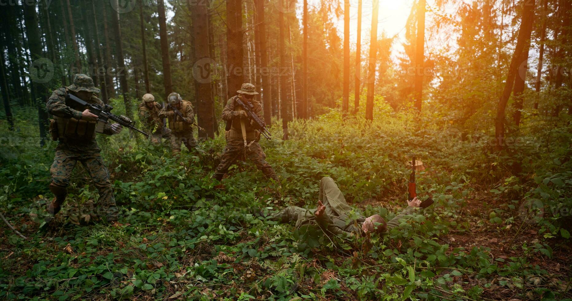 Marinesoldaten nehmen Terroristen lebendig gefangen foto