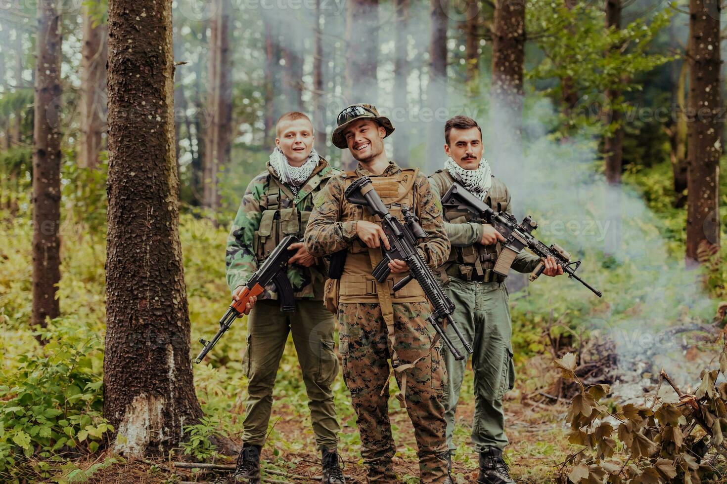 geh hinauf von Soldaten im Gegenteil Seiten feiern Frieden nach Schlacht foto