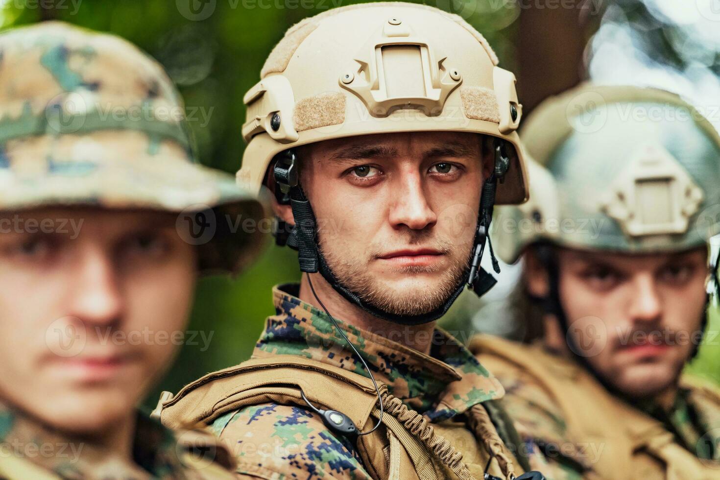 Soldat Kämpfer Stehen zusammen mit Waffen. Gruppe Porträt von uns Heer Elite Mitglieder, Privat Militär- Unternehmen Soldaten, Anti Terrorist Kader foto