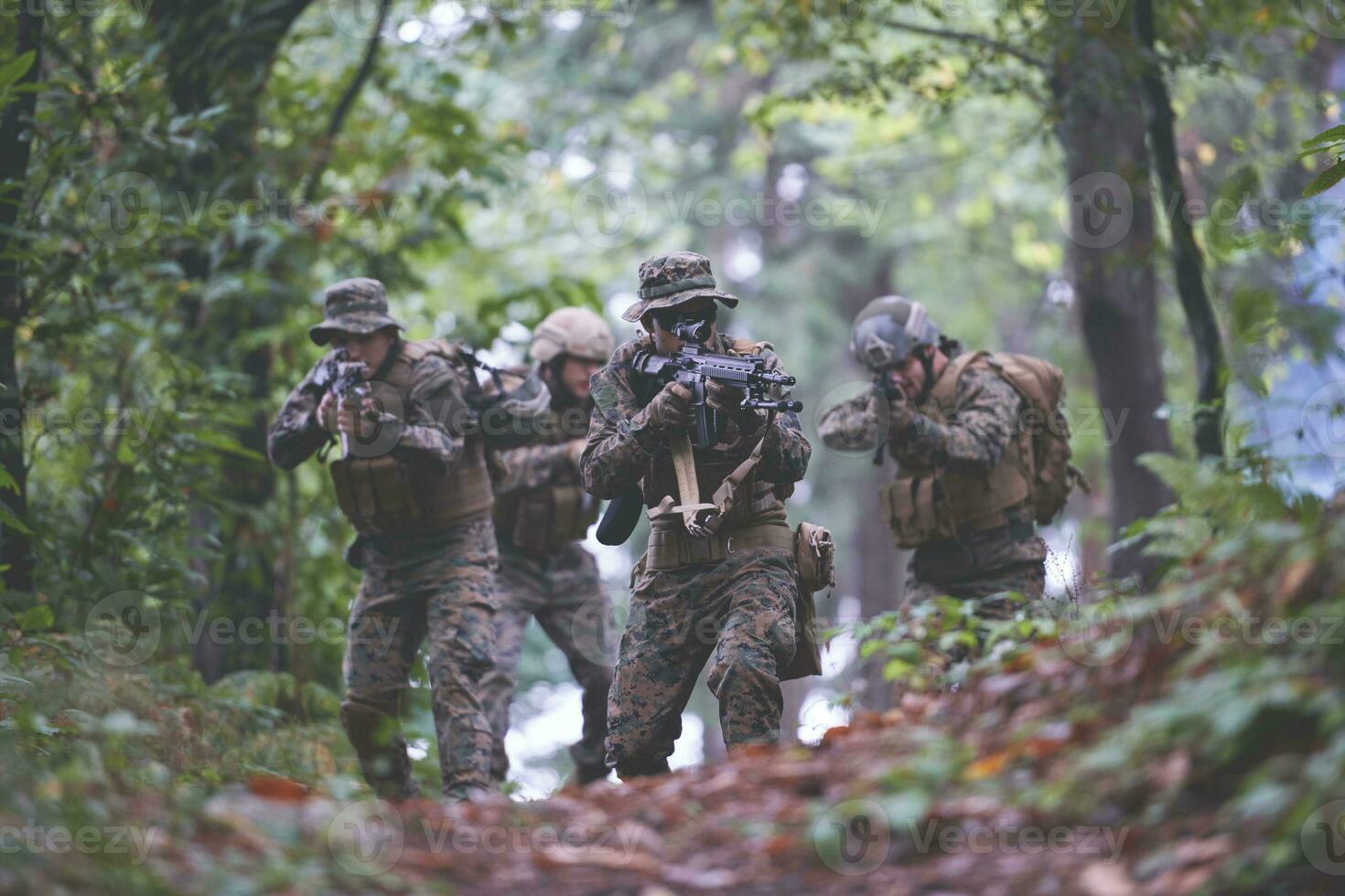 Soldatentrupp der modernen Kriegsführung im Kampf foto