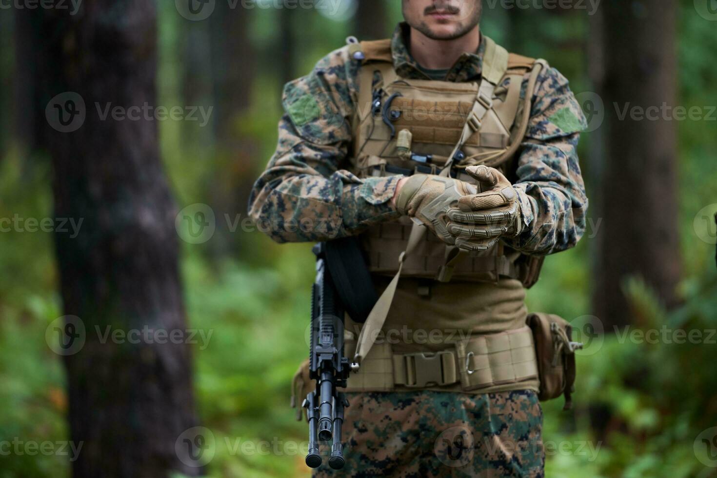 soldat, der taktische und kommunikationsausrüstung für actionkämpfe vorbereitet foto