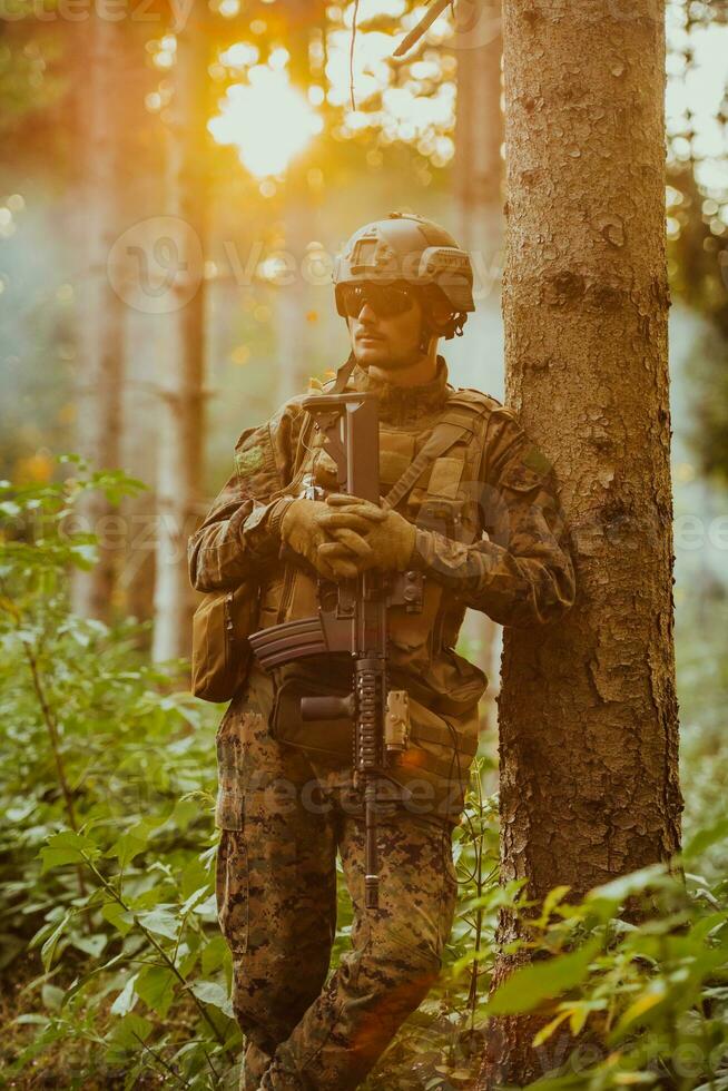 ein modern Krieg Soldat auf Krieg Pflicht im dicht und gefährlich Wald Bereiche. gefährlich Militär- Rettung Operationen foto