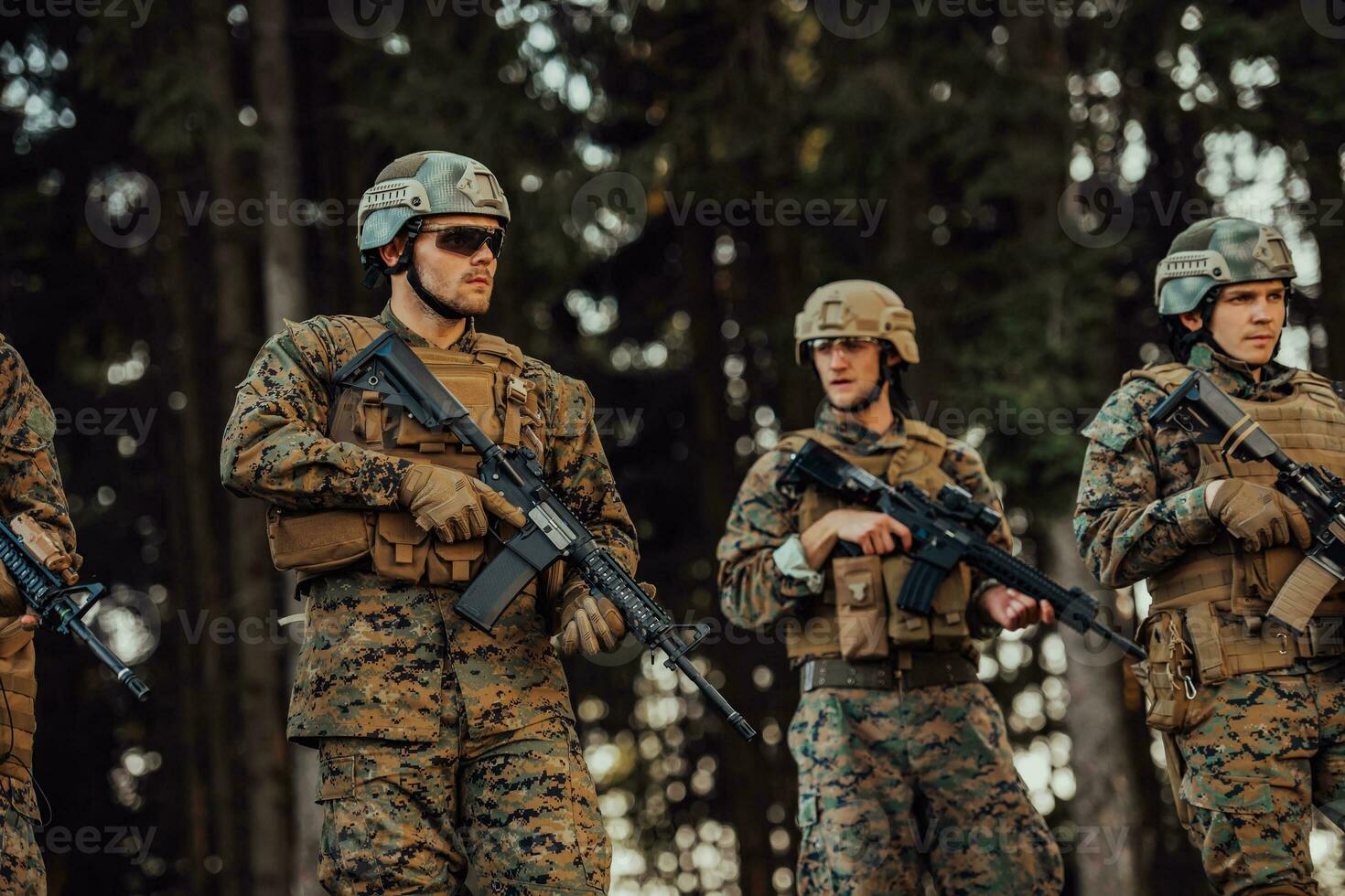 Soldat Kämpfer Stehen zusammen mit Waffen. Gruppe Porträt von uns Heer Elite Mitglieder, Privat Militär- Unternehmen Soldaten, Anti Terrorist Kader foto