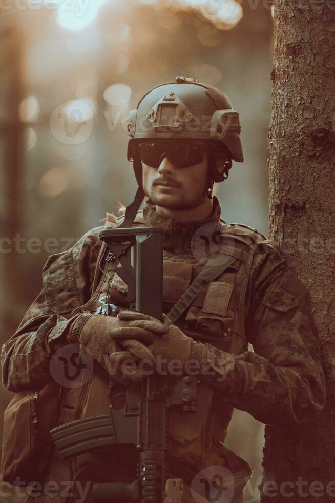 ein modern Krieg Soldat auf Krieg Pflicht im dicht und gefährlich Wald Bereiche. gefährlich Militär- Rettung Operationen foto