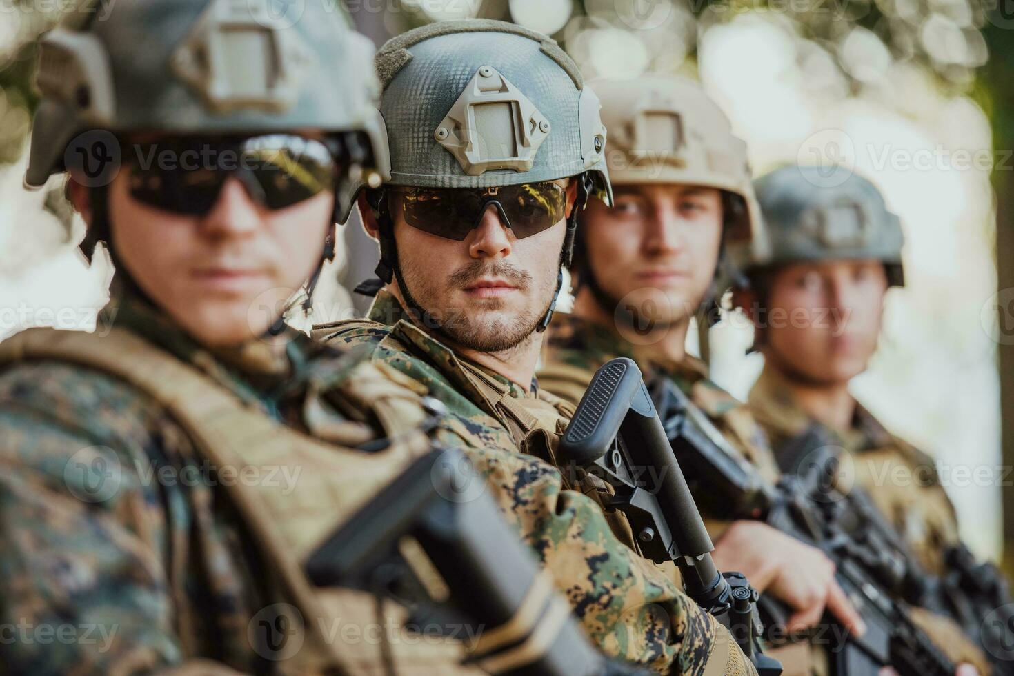 Soldat Kämpfer Stehen zusammen mit Waffen. Gruppe Porträt von uns Heer Elite Mitglieder, Privat Militär- Unternehmen Soldaten, Anti Terrorist Kader foto