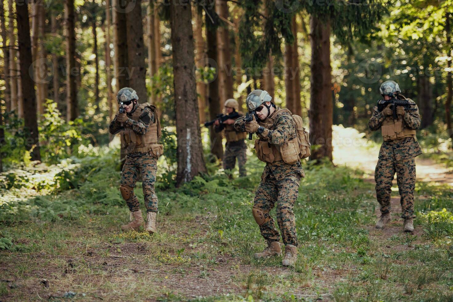 Soldat Kämpfer Stehen zusammen mit Waffen. Gruppe Porträt von uns Heer Elite Mitglieder, Privat Militär- Unternehmen Soldaten, Anti Terrorist Kader foto