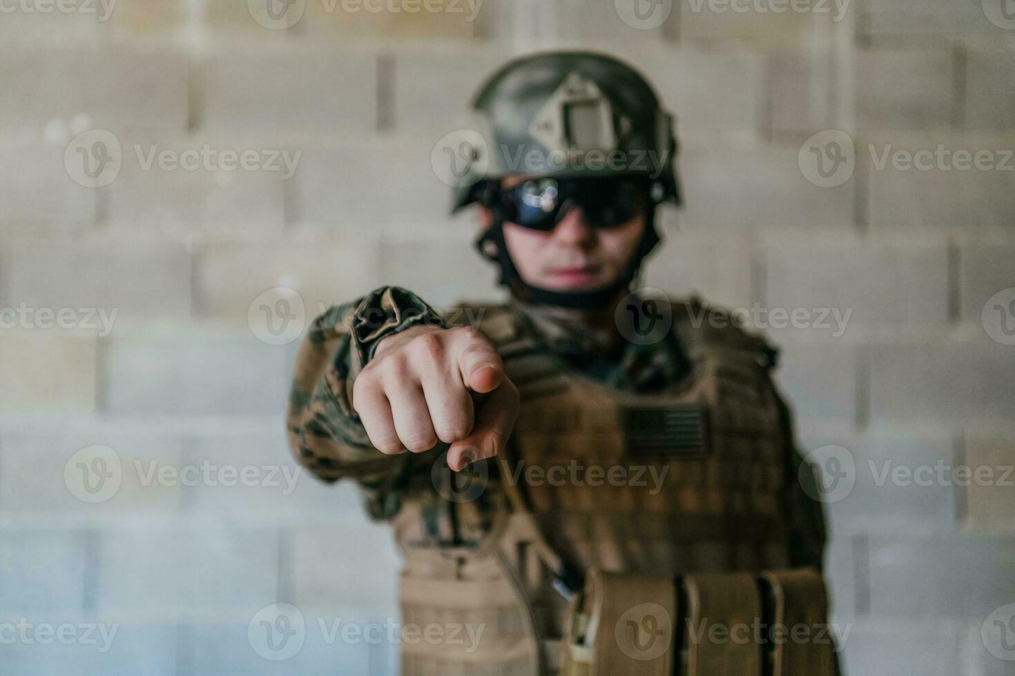 ich wählen Du. ein Soldat mit ein ausgestreckt Hand gegenüber das Kamera zeigt an Das er wählt Sie zum Unterstützung und Partnerschaft im Krieg foto