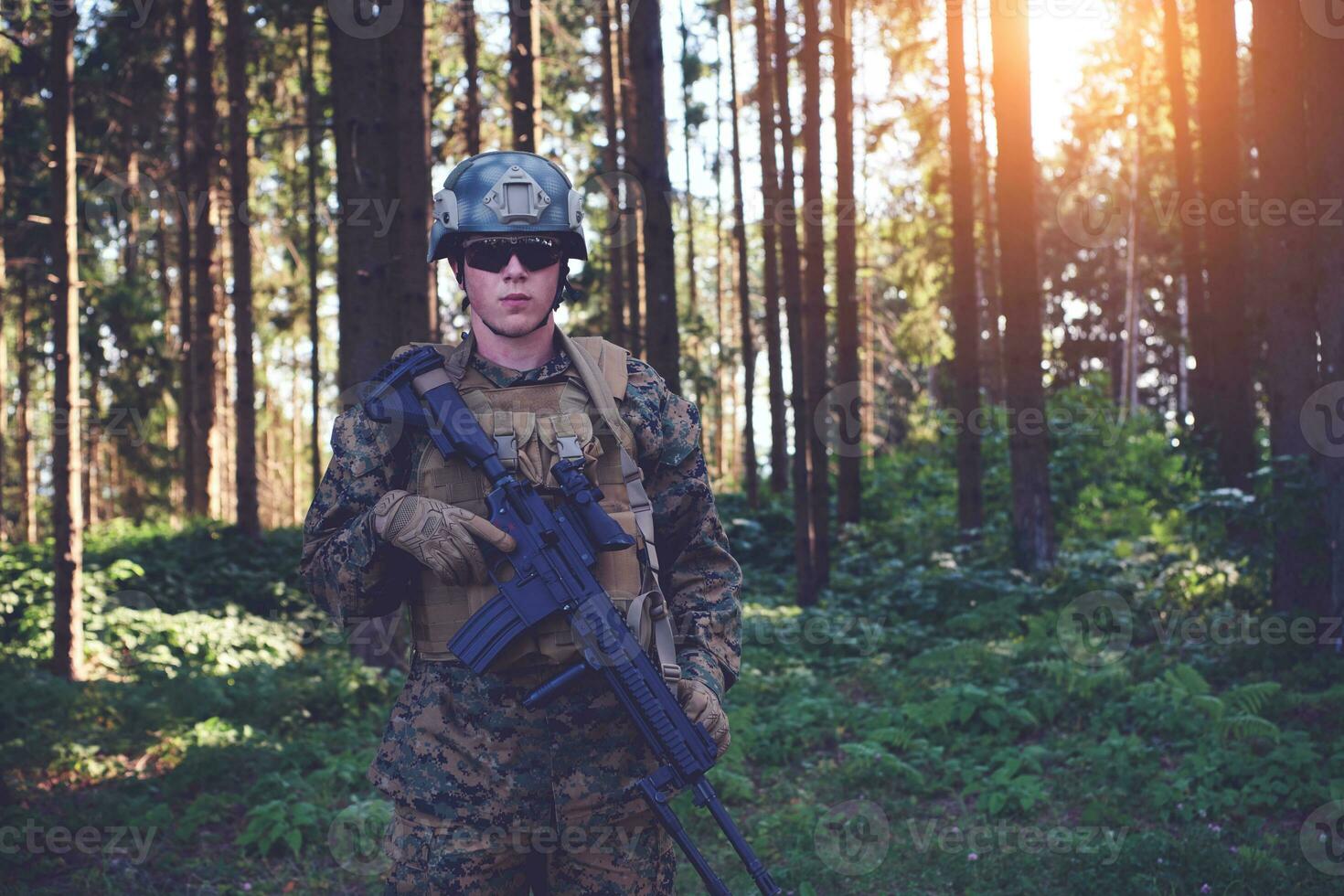 Soldat mit Waffe foto