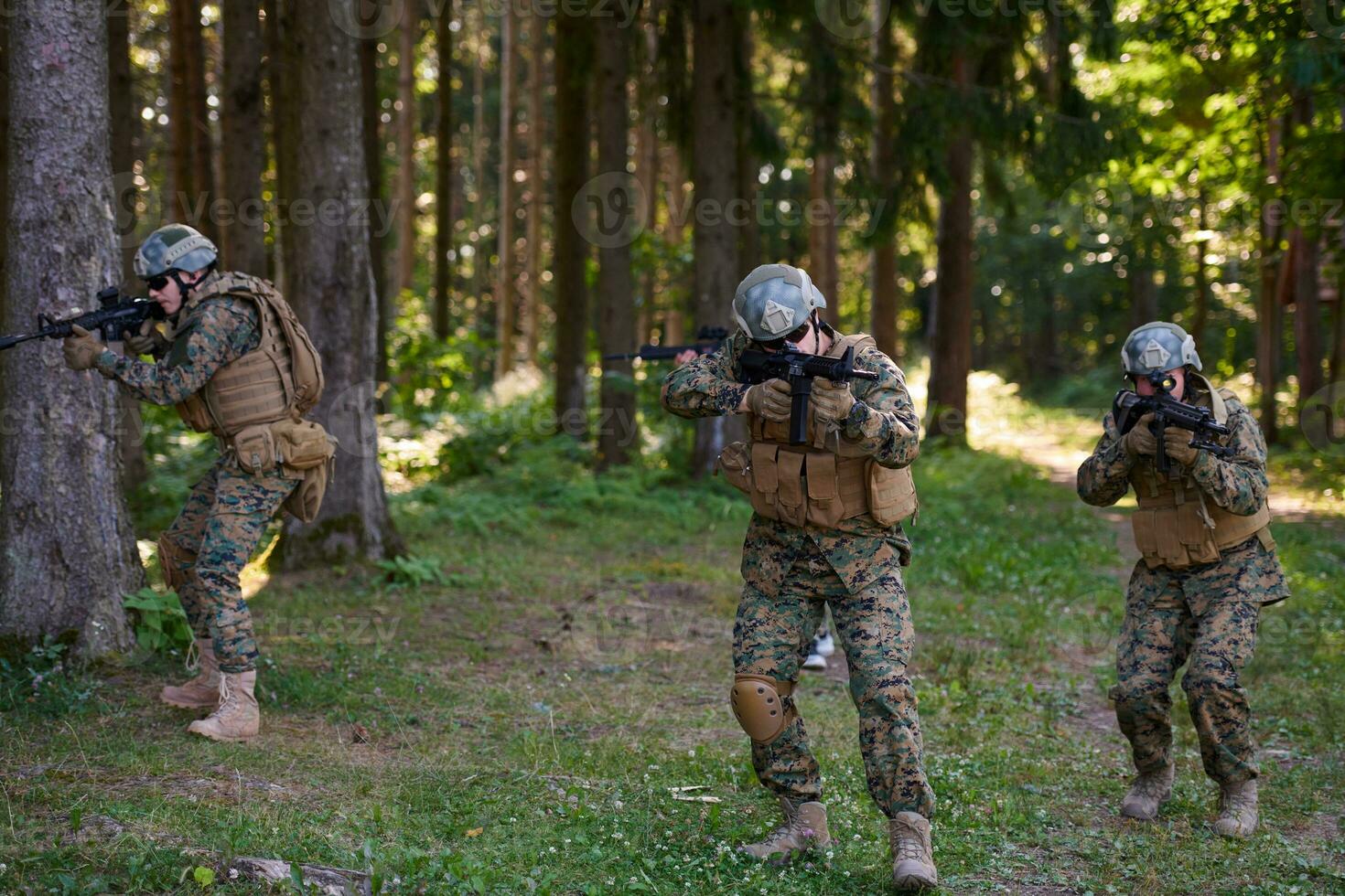 Soldatentrupp der modernen Kriegsführung im Kampf foto