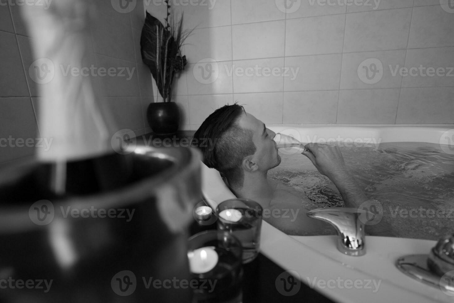 Mann, der sich im Whirlpool entspannt foto
