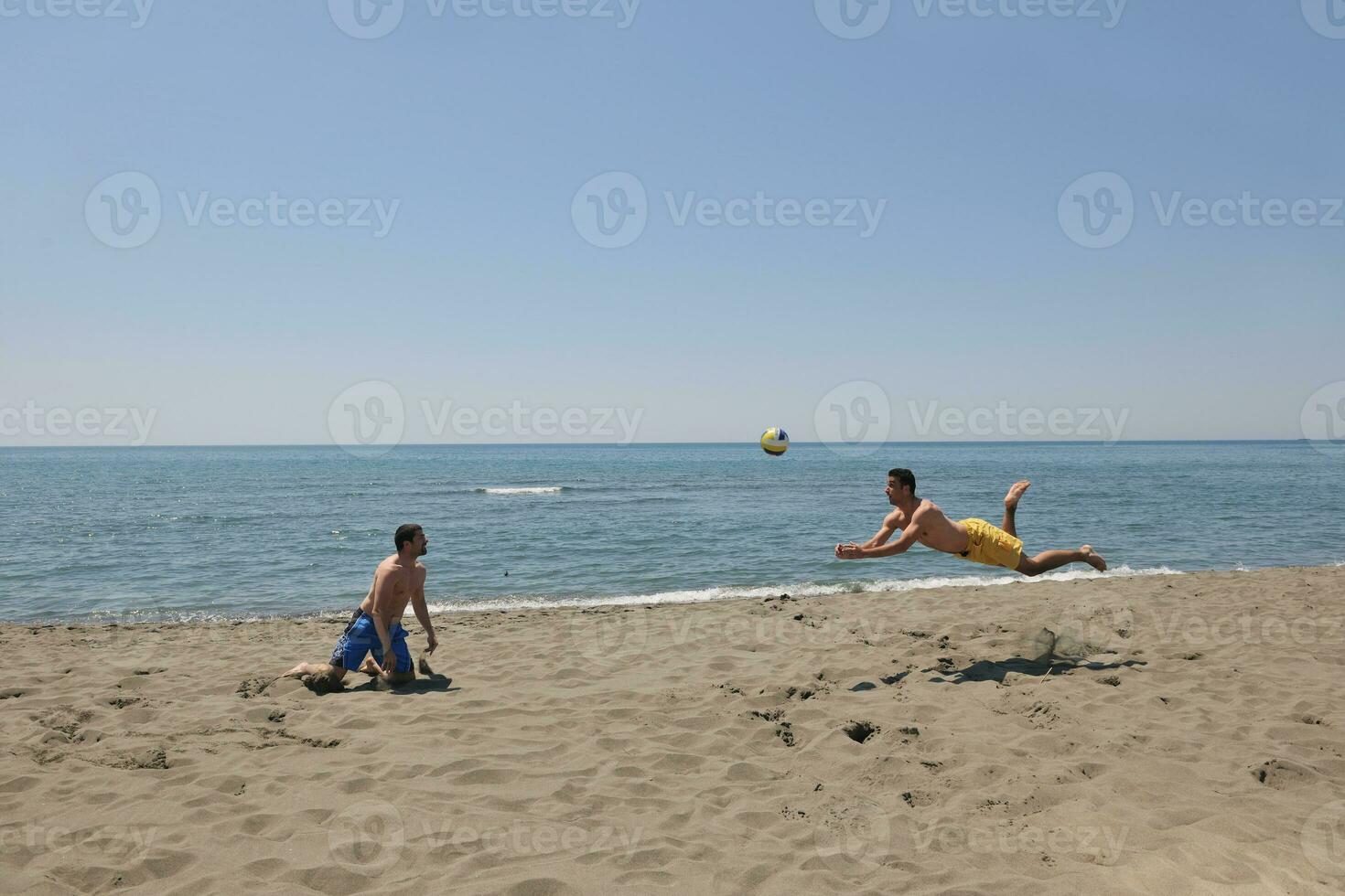 männlicher Beachvolleyballspieler foto