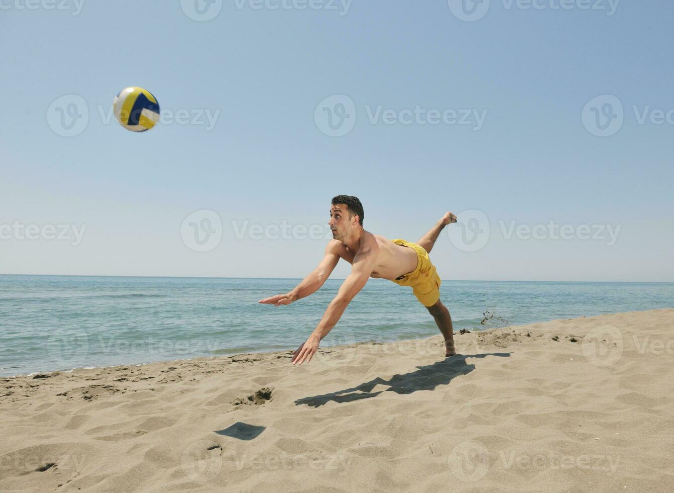 männlicher Beachvolleyballspieler foto
