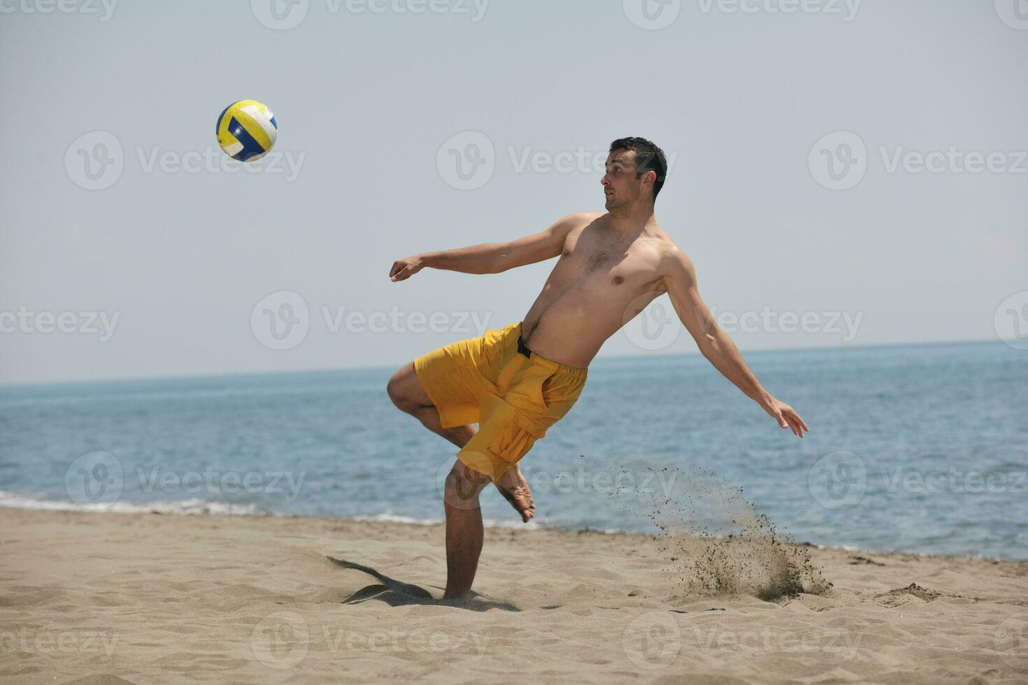 männlicher Beachvolleyballspieler foto
