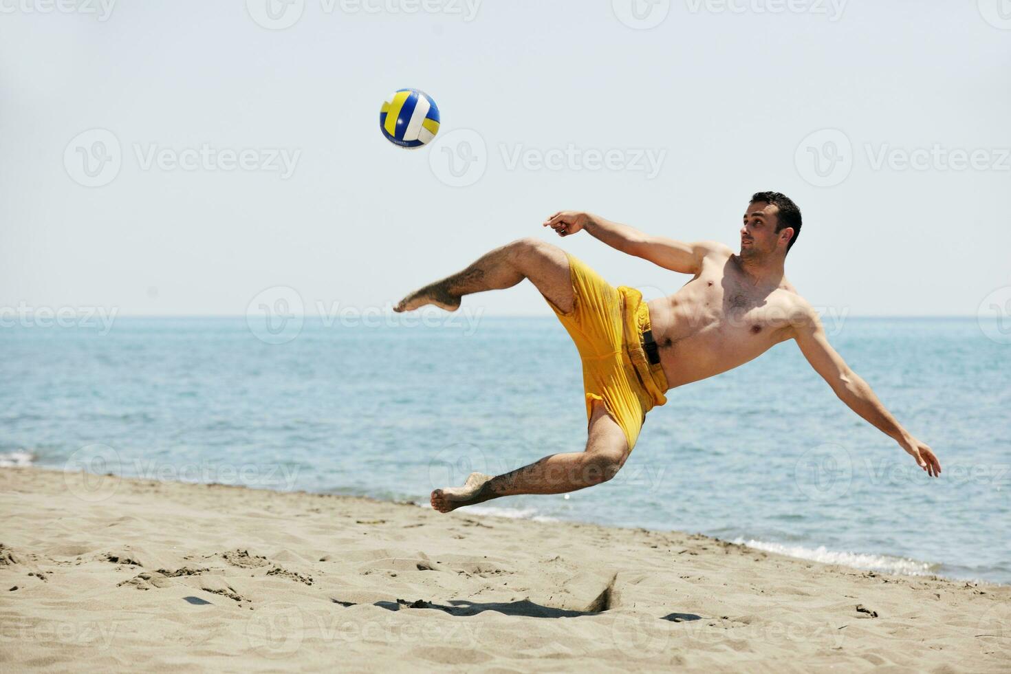 männlicher Beachvolleyballspieler foto