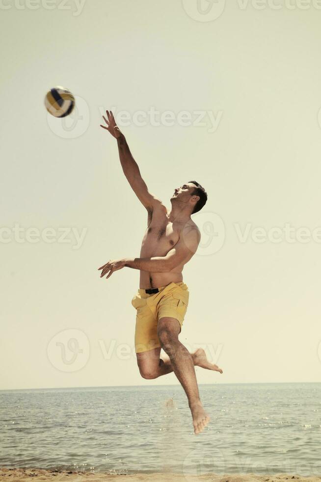 männlicher Beachvolleyballspieler foto