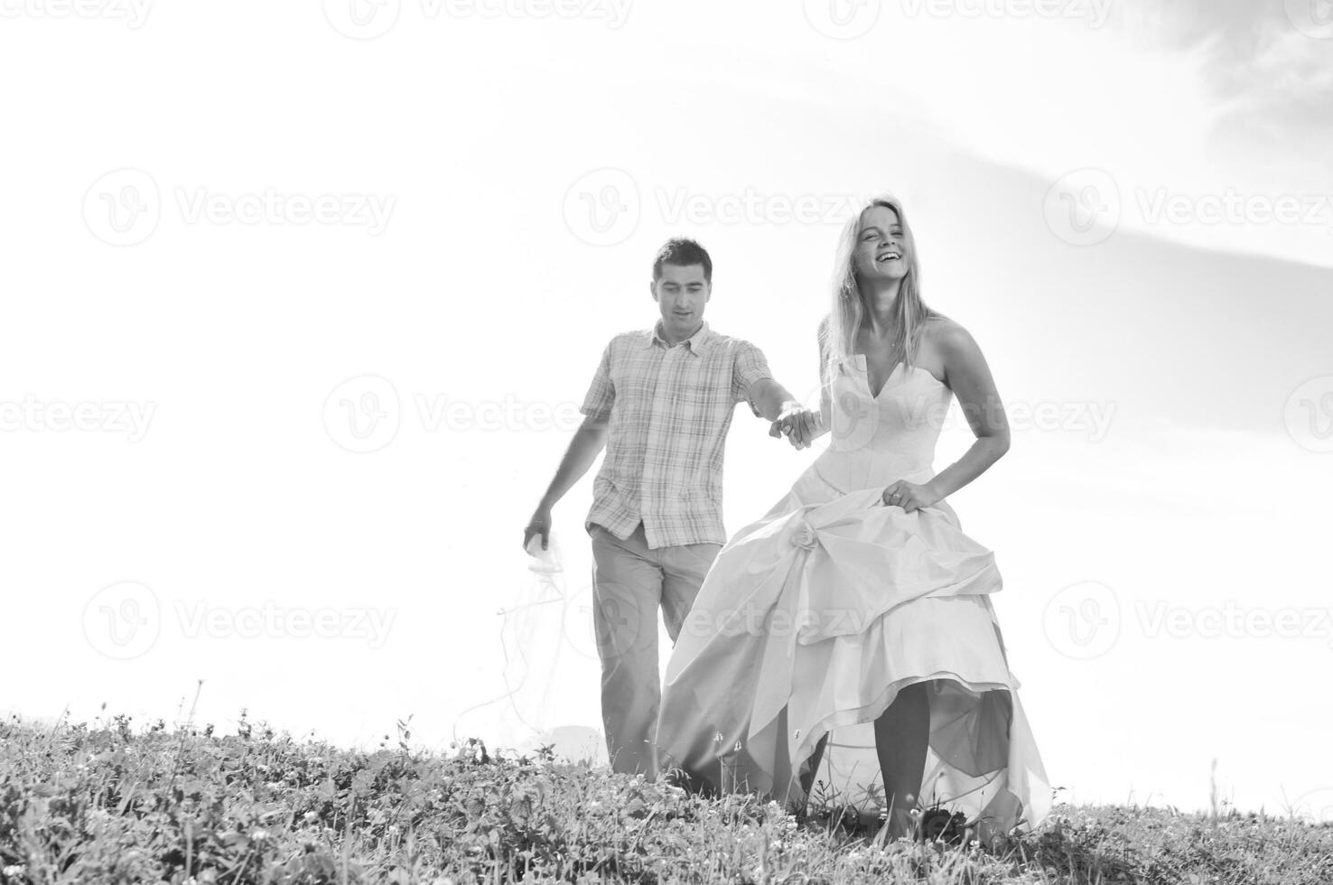 glückliche Braut und Bräutigam im Freien foto
