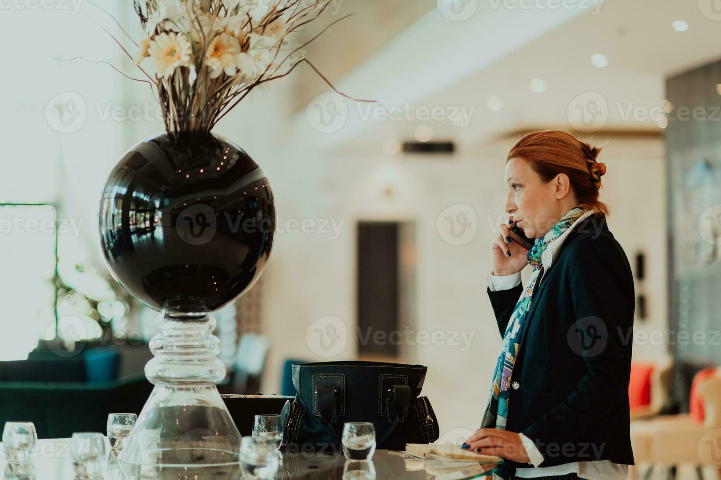 Foto von ein Alten Frau mit ein Smartphone zu tragen aus Geschäft Projekte und Aufgaben im ein modern Konzern