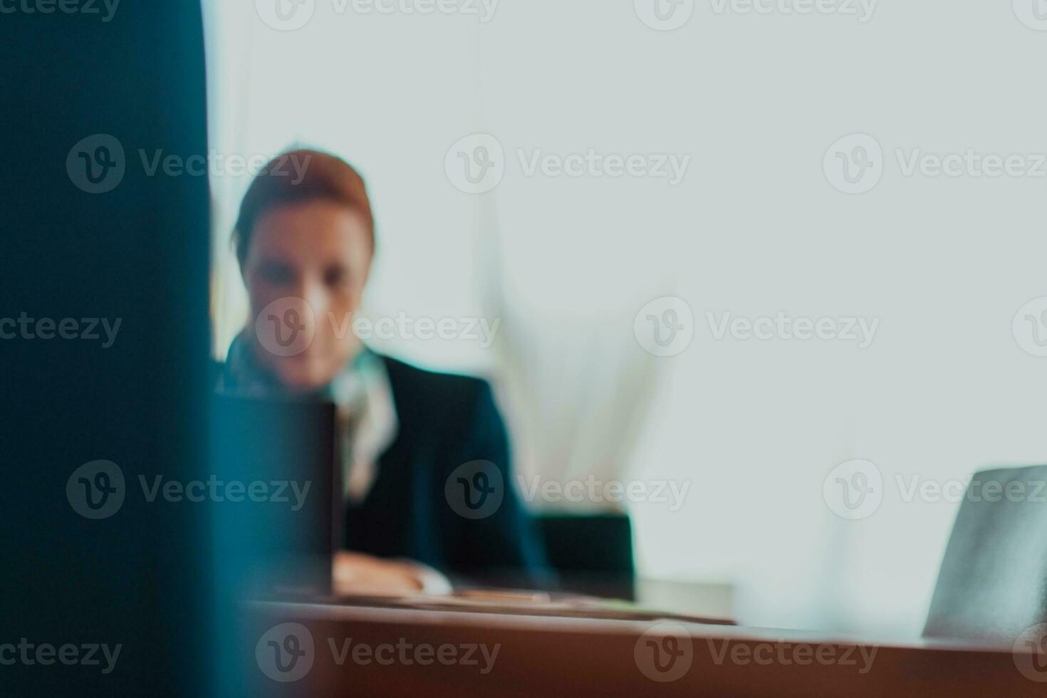 verschwommen Foto von ein Alten Frau mit ein Laptop zu tragen aus Geschäft Projekte und Aufgaben während Sitzung im ein modern Konzern