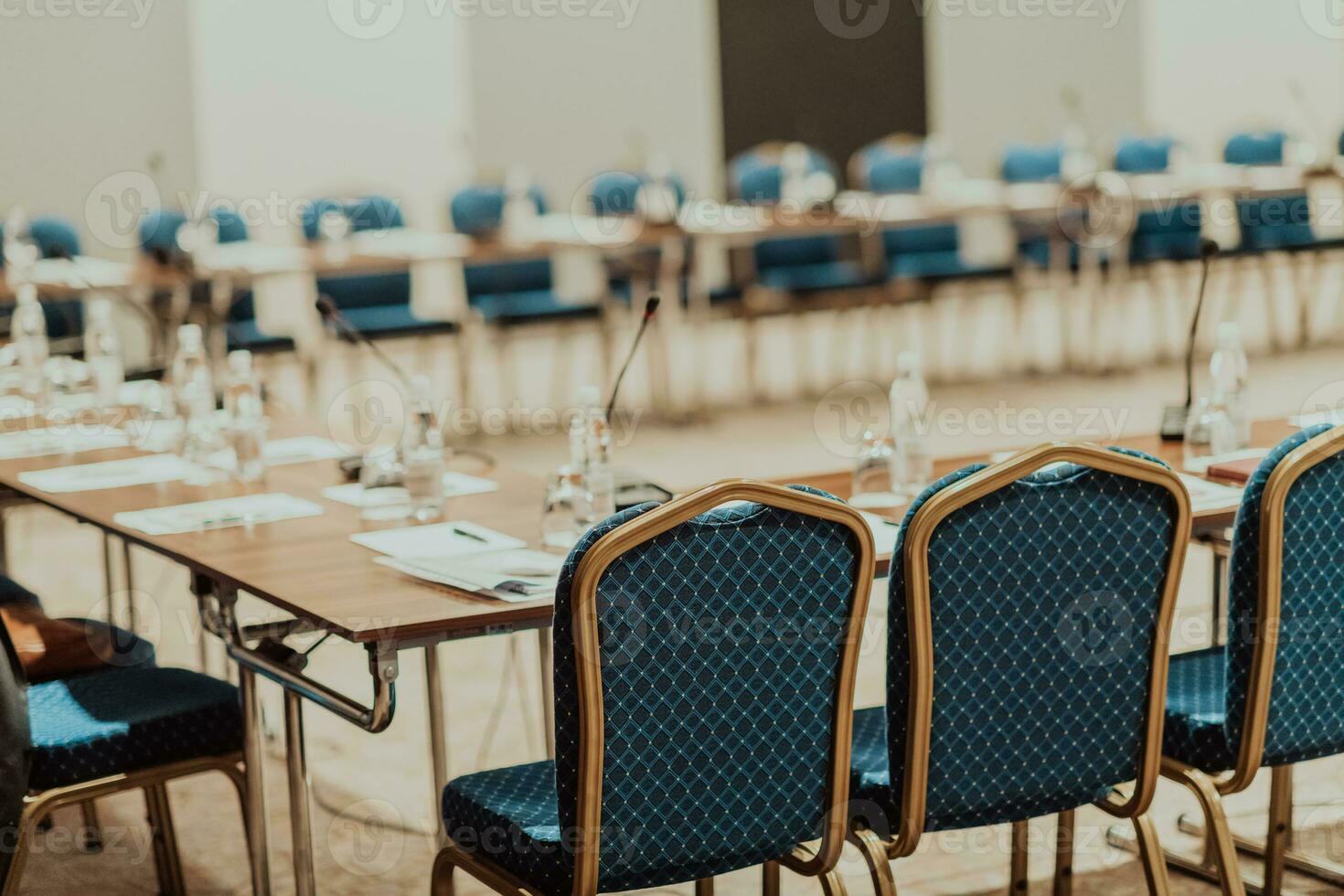 leeren korporativ Konferenz Zimmer Vor Geschäft Treffen foto