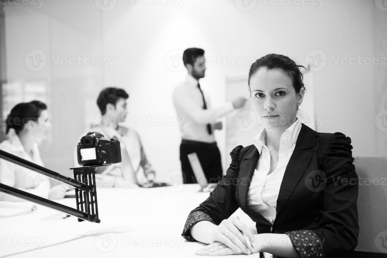 junge Geschäftsfrau beim Treffen mit Laptop-Computer foto