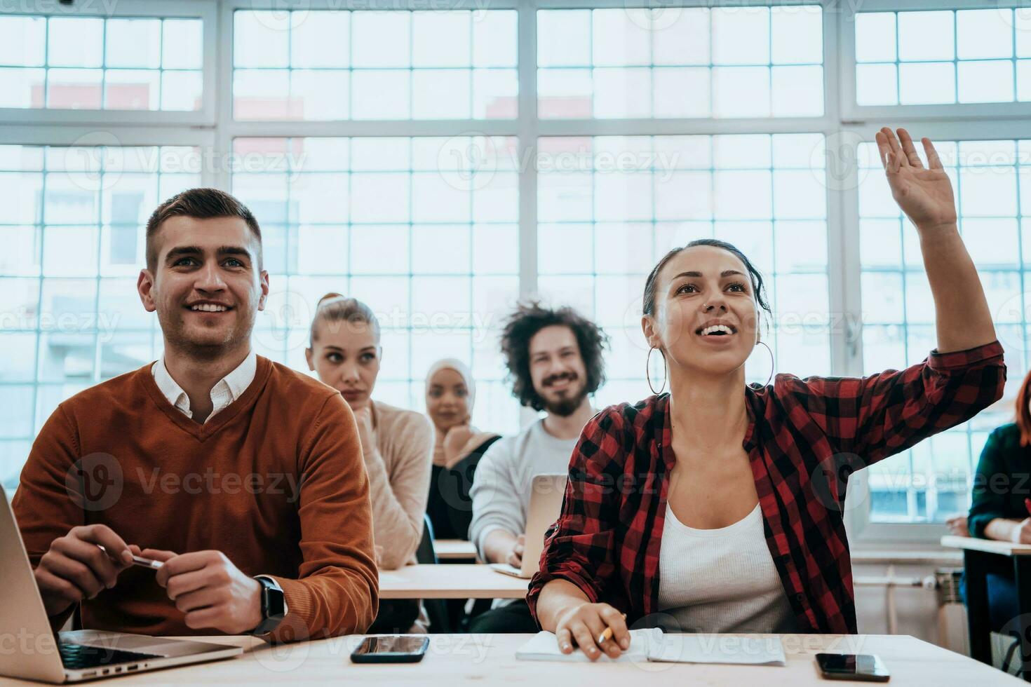 ein Gruppe von vielfältig jung Männer und Frauen sitzen im ein modern Klassenzimmer und Hör mal zu zu ein Vorlesung auf Geschäft Ausbildung foto