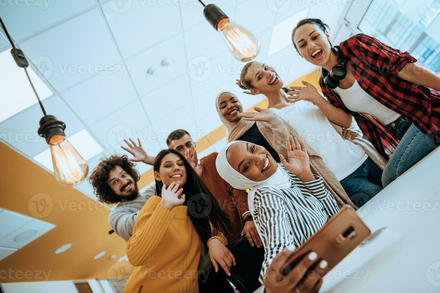 Geschäft Menschen Mannschaft Gruppe nehmen Selfie Foto auf Handy, Mobiltelefon Telefon beim modern öffnen Raum Büro Coworking Raum