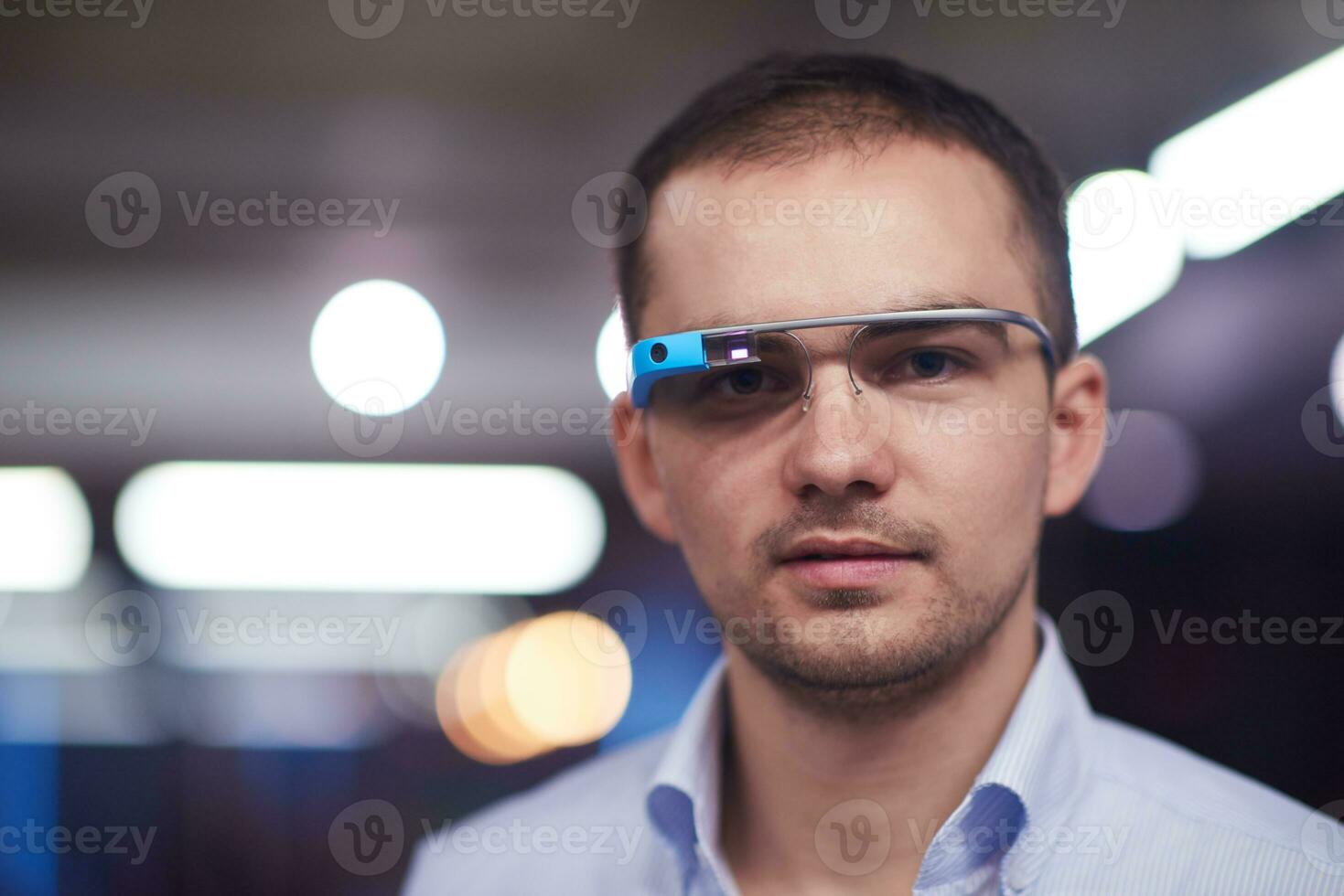 Mann mit Virtual-Reality-Gadget-Computerbrille foto