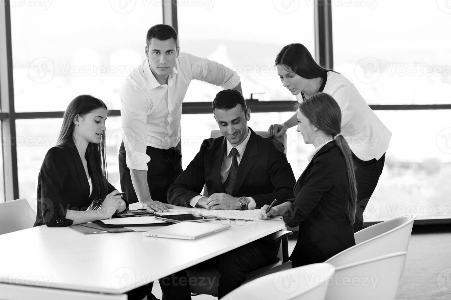 Geschäftsleute gruppieren sich bei einer Besprechung im Büro foto