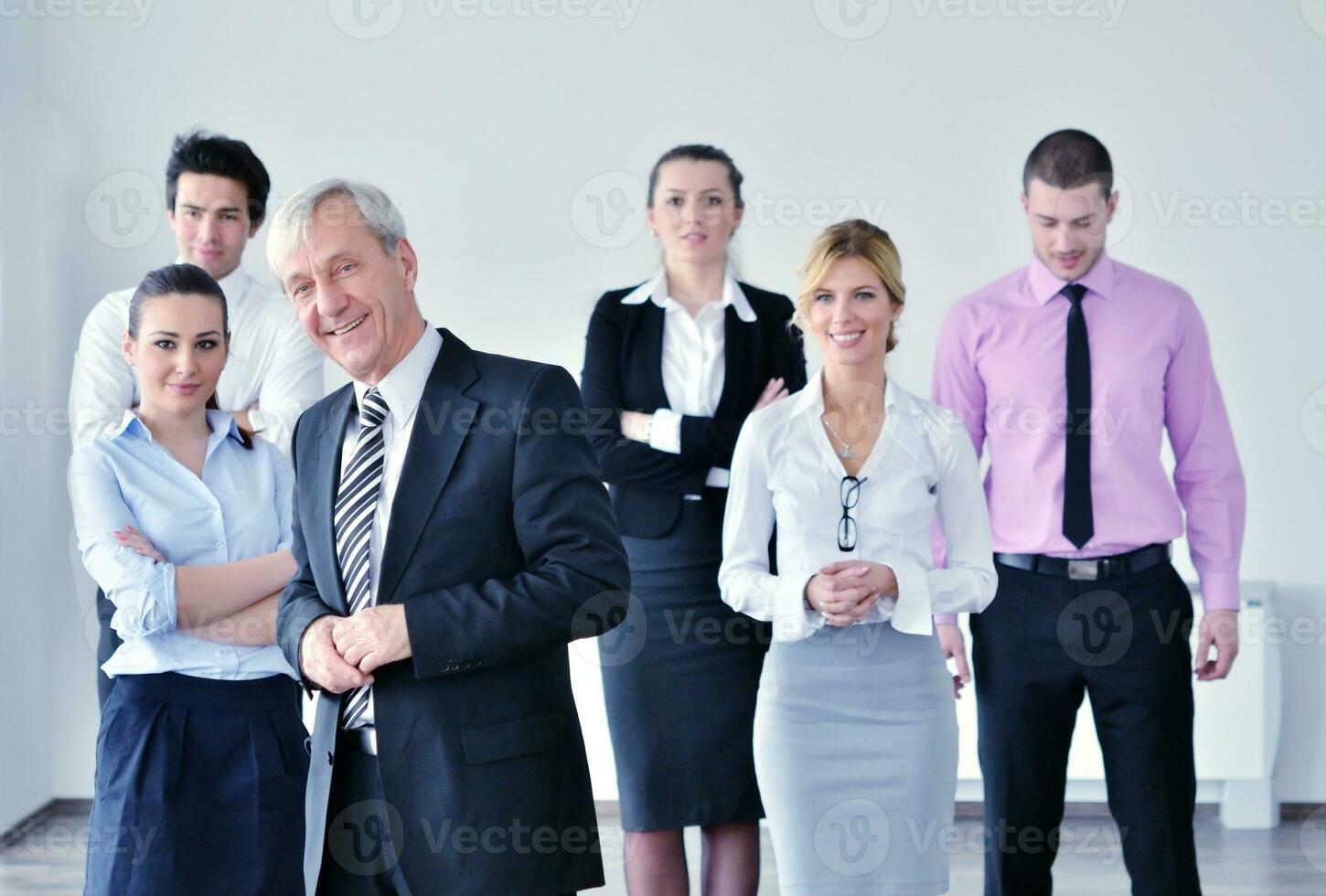 geschäftsleute gruppieren sich beim treffen foto