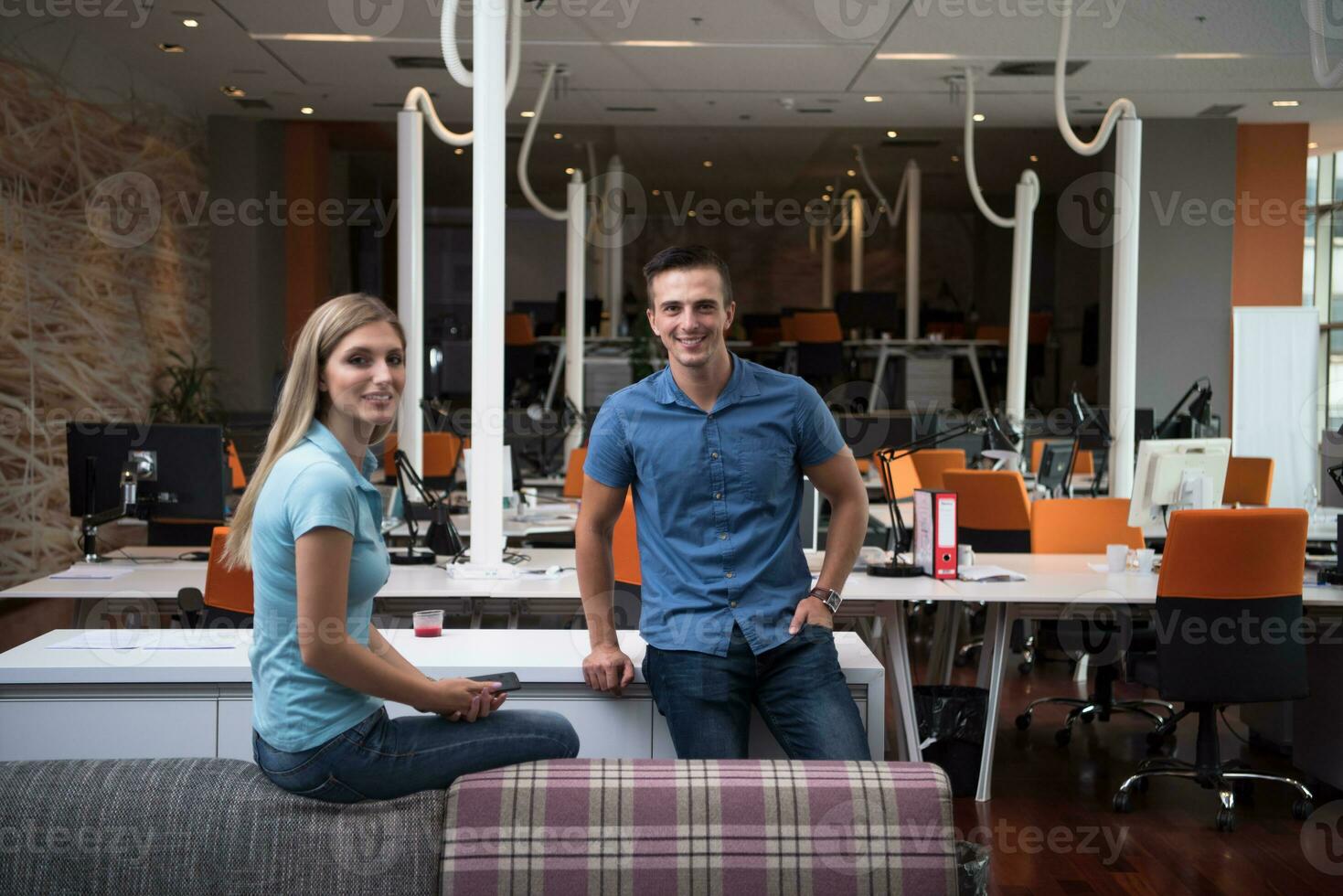 Startup-Geschäftspaar in einem modernen Büro foto