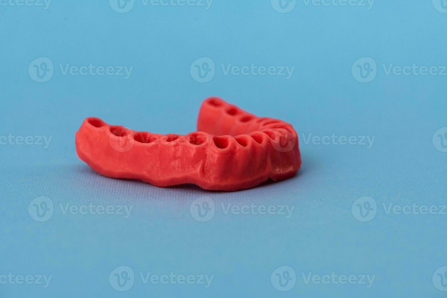 Mensch Zahnfleisch ohne Zähne Modell- medizinisch implantieren isoliert auf Blau Hintergrund. gesund Zähne, Dental Pflege und kieferorthopädisch Konzept. foto