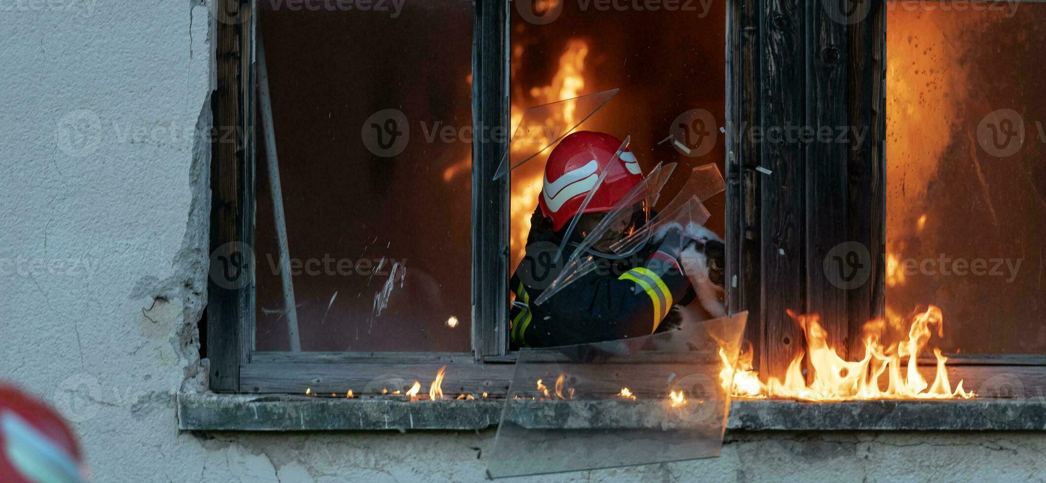 Feuerwehrmann Held Tragen Baby Mädchen aus von Verbrennung Gebäude Bereich von Feuer Vorfall. Rettung Menschen von gefährlich Platz foto