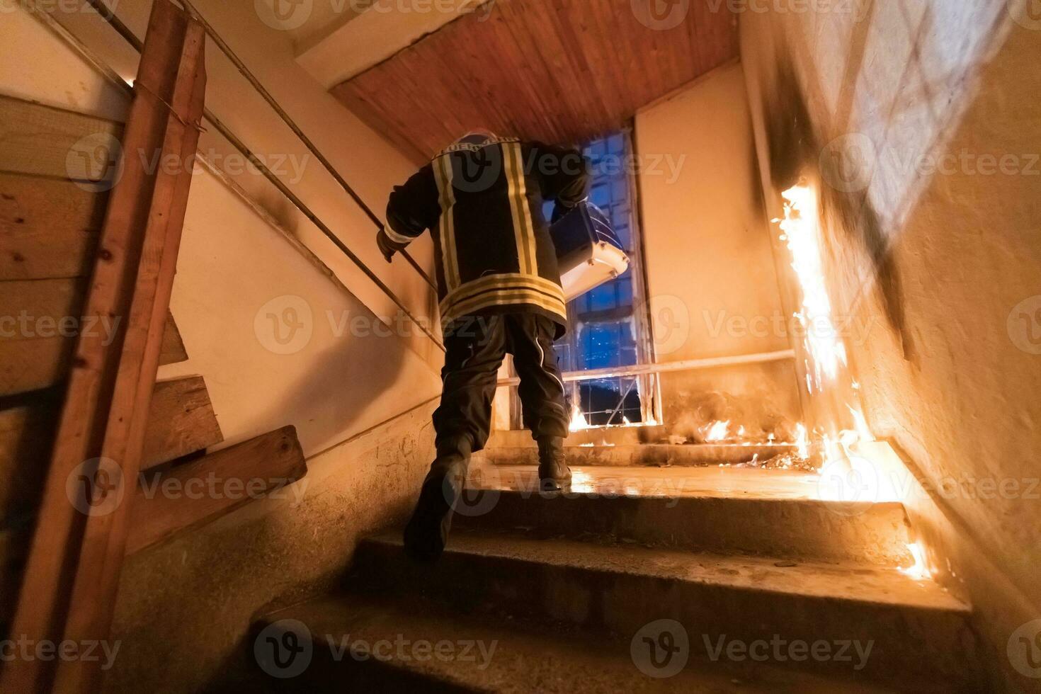 Feuerwehrmann Held Tragen Katze Haustier Tier im Tragen Tasche Box aus von Verbrennung Gebäude Bereich von das Feuer Vorfall. Rettung Tier von ein gefährlich Ort. Zusammenarbeit Konzept. foto