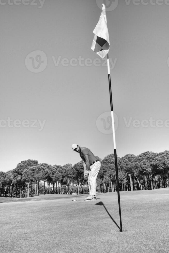 Golf Spieler Schlagen Schuss mit Verein auf Kurs foto