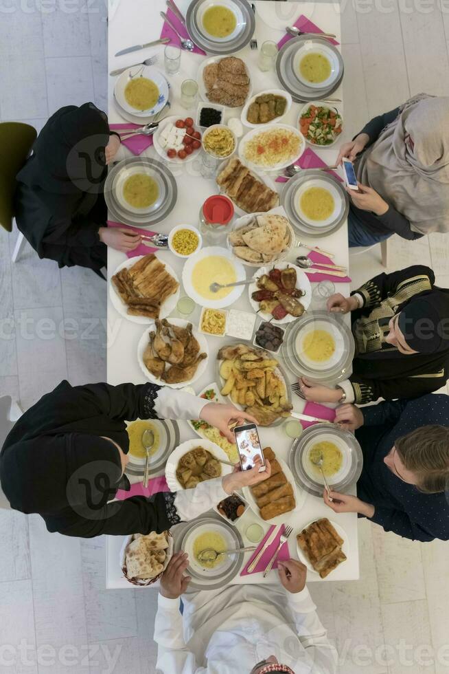 Draufsicht der muslimischen Familie mit Iftar während des heiligen Monats Ramadan foto